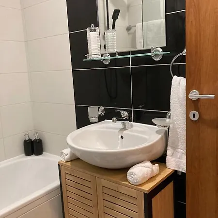 Alacaster With Private Parking * נובי סאד