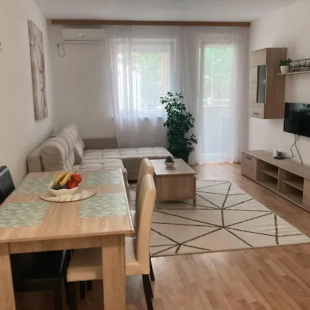 Alacaster With Private Parking *