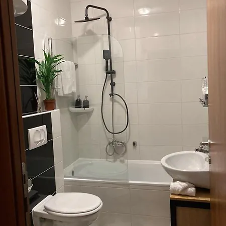 Alacaster With Private Parking דירה *