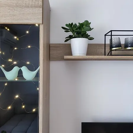 Alacaster With Private Parking דירה