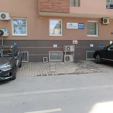 Alacaster With Private Parking דירה