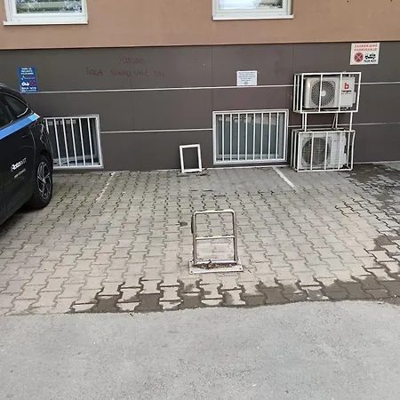 Alacaster With Private Parking דירה