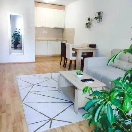 Alacaster With Private Parking דירה