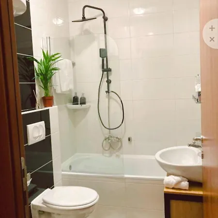 Alacaster With Private Parking דירה *